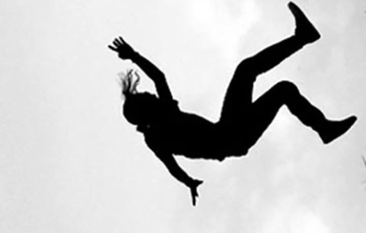 राप्ती गाउँपालिकाको बराखुट्टीमा घरको छतबाट खसेर एक महिलाको मृत्यु