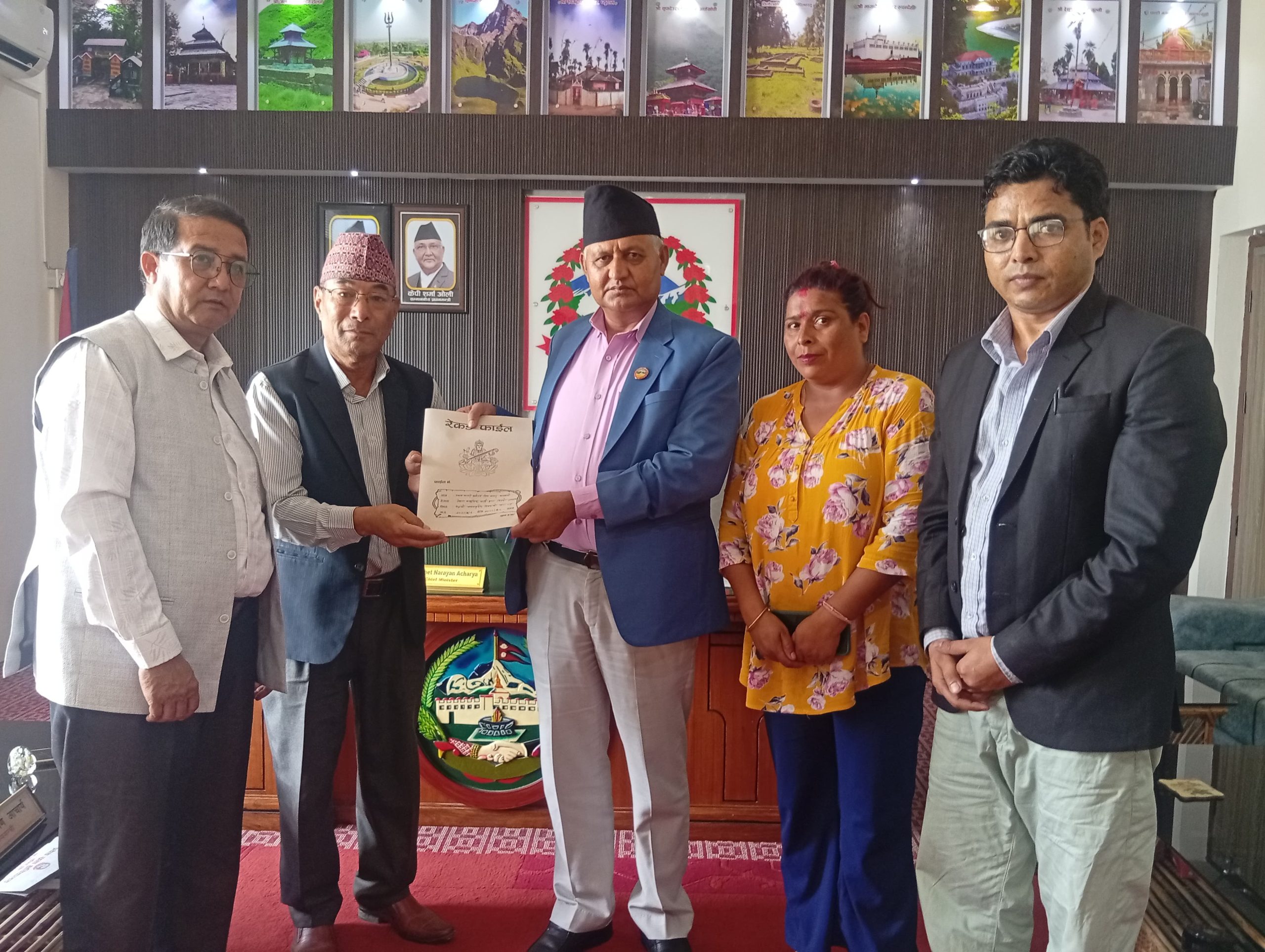 नेकपा बामपन्थीले मुख्यमन्त्री आचार्य मार्फत प्रधानमन्त्री ओलीलाई बुझायो १९ बुँदे माग सहितको ज्ञापनपत्र