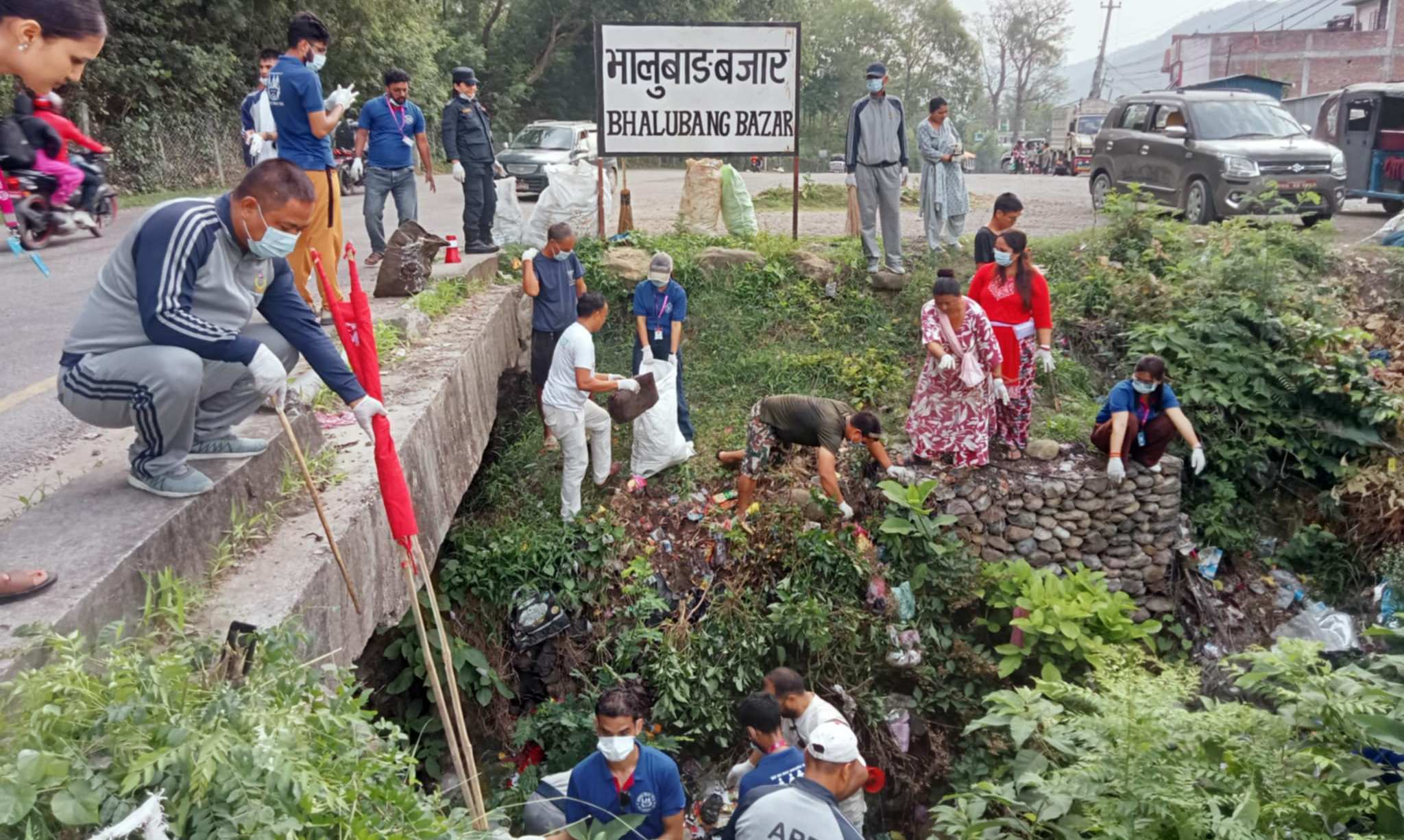 आशाका किरण संस्थाद्धारा भालुवाङ बजार क्षेत्रको सडक, नाला र खोल्साहरूमा सरसफाई