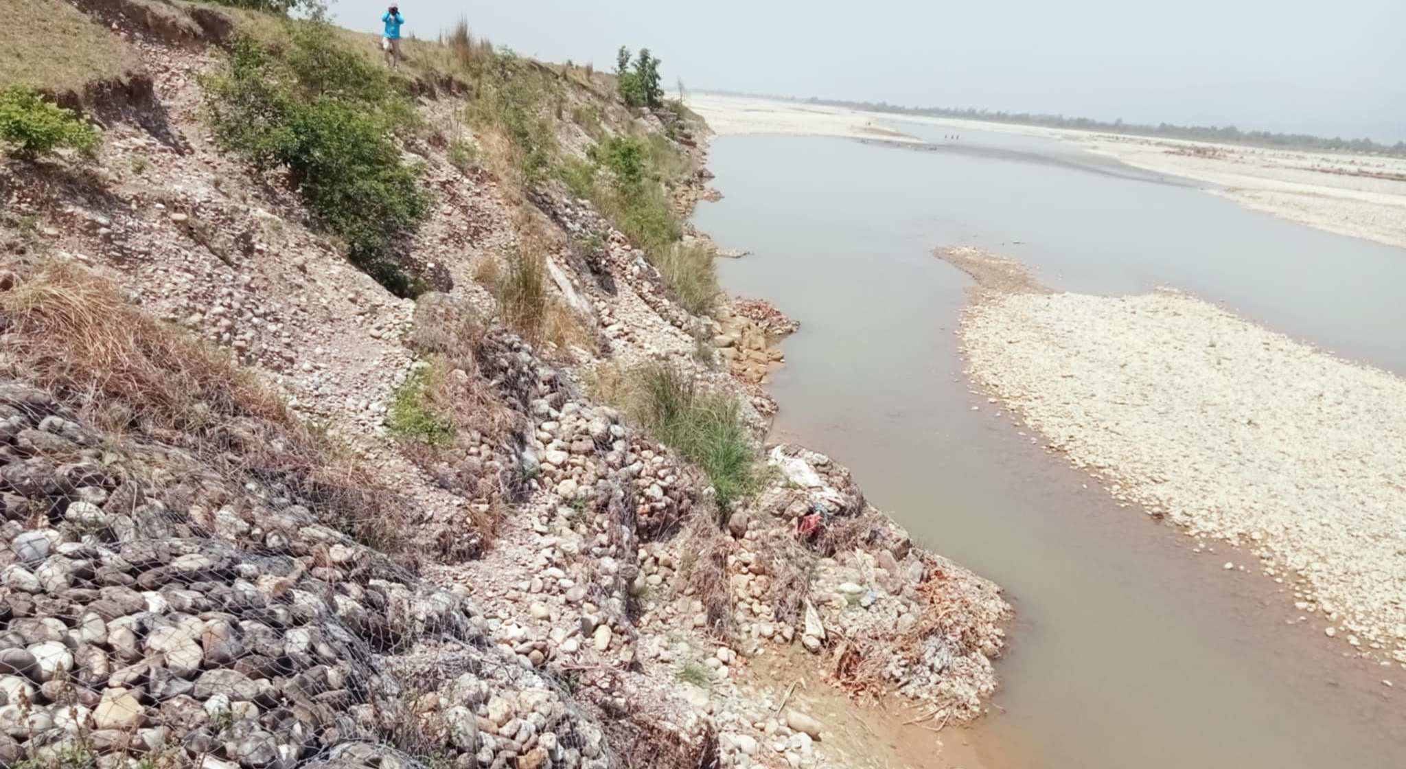 राप्ती नदीमा भत्किएको तटबन्ध मर्मत नहुँदा गढवाको बड्हरा लगायतका बस्ती जोखिममा