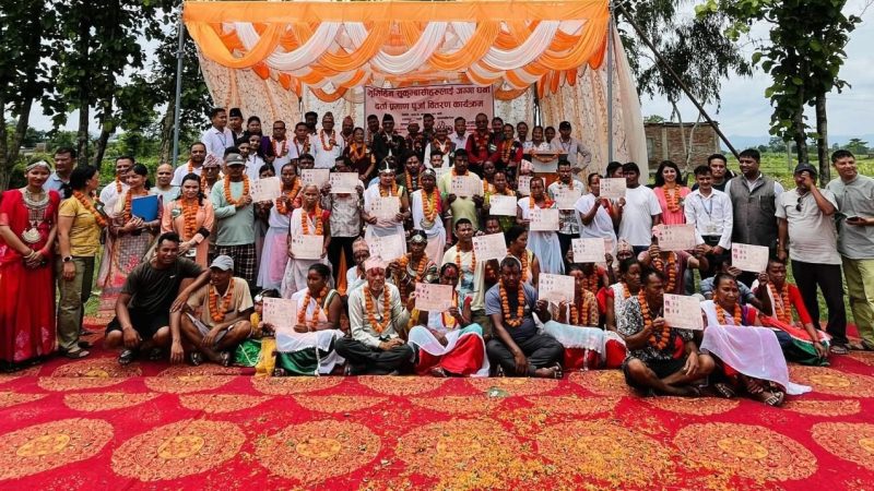 लमही–३ कान्छीगाउँका २३ जनालाई भूमिहीन सुकुम्बासी परिवारलाई लालपुर्जा वितरण