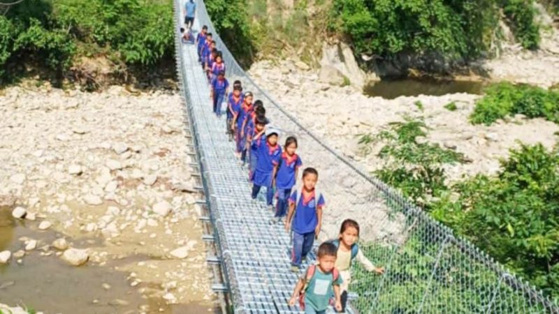 झोलुङ्गे पुल बनेपछि सिमले र झुण्डीका विद्यार्थीहरु खुसी : आवतजावतमा सहज