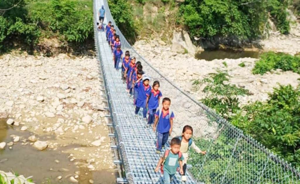 झोलुङ्गे पुल बनेपछि सिमले र झुण्डीका विद्यार्थीहरु खुसी : आवतजावतमा सहज