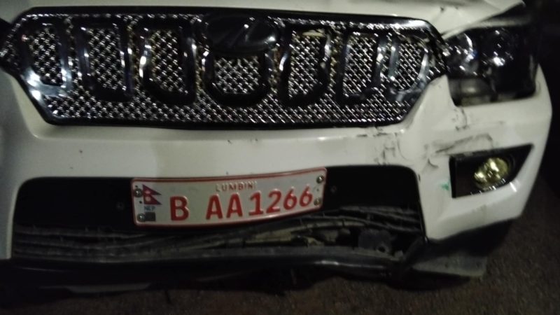 देउखुरीकाे मसुरियामा सरकारी गाडीकाे ठक्करबाट अटाे चालक गम्भीर घाइते