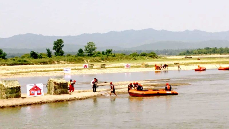 राप्ती नदीमा आएको बाढीले चन्दनपुर गाउँ डुबानमा परेपछि…..