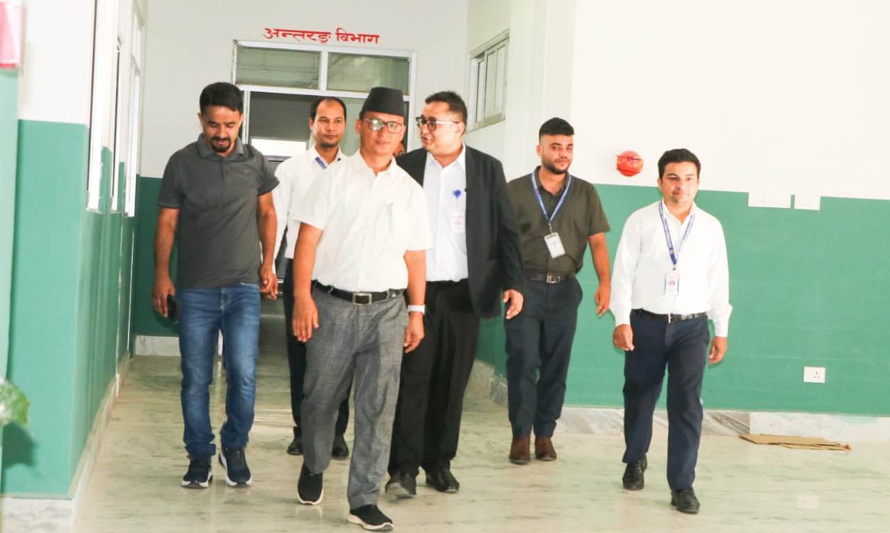 भेरी अञ्चल अस्पतालका डा. राजन पाण्डेद्वारा राप्ती आधारभूत अस्पतालको अवलोकन