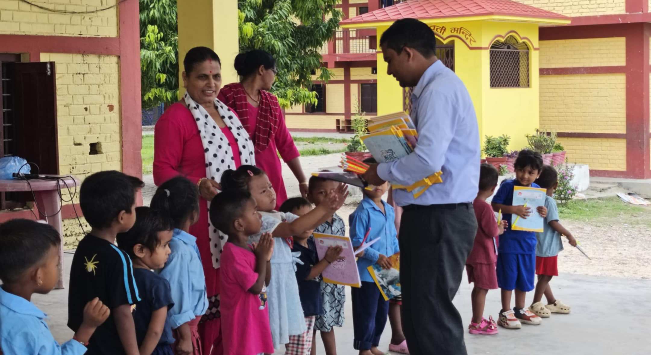 विद्यार्थीलाई स्टेशनरी सामग्री वितरण गरि शिक्षक कडेलले मनाए ३३ औँ जन्मोत्सव