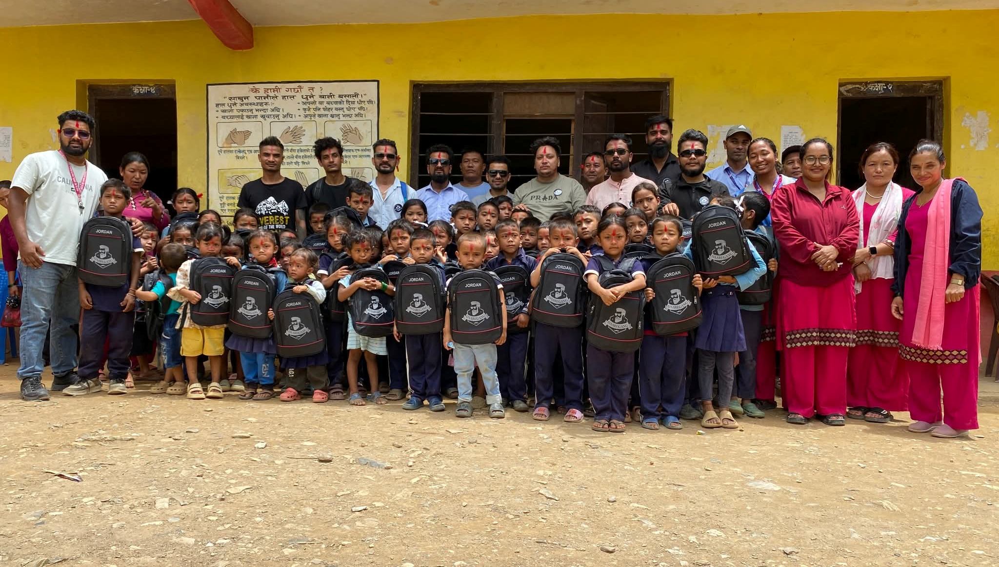 दारी ग्याङ प्युठानद्वारा ५० जना विपन्न विद्यार्थीलाई शैक्षिक सामग्री वितरण 