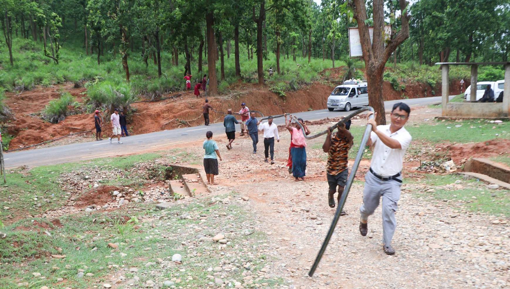 श्रमदान गरेर मछितालमा खानेपानीको पाइपलाइन विस्तार गरिदै 