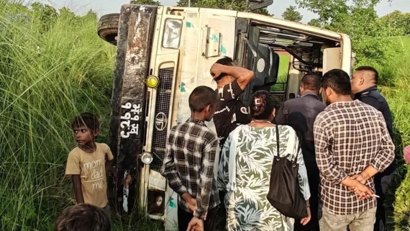 कपिलवस्तुमा बस दुर्घटना : १९ जना घाइते, ३ जनाको अवस्था गम्भीर