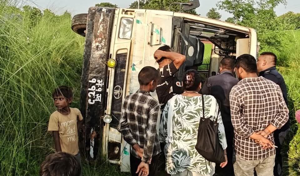 कपिलवस्तुमा बस दुर्घटना : १९ जना घाइते, ३ जनाको अवस्था गम्भीर