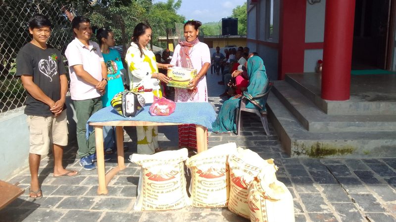 गंगादेवीद्वारा स्व. आमा नन्ददेवीकाे सम्झनामा नीलसागरलाई नगद तथा खाद्यान्न सहयोग