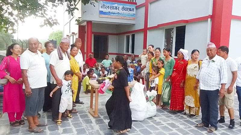 तुलाध्वज मल्लद्धारा स्व. धर्मपत्नी सीताकाे सम्झनामा नीलसागरलाई नगद र खाद्यान्न सहयोग