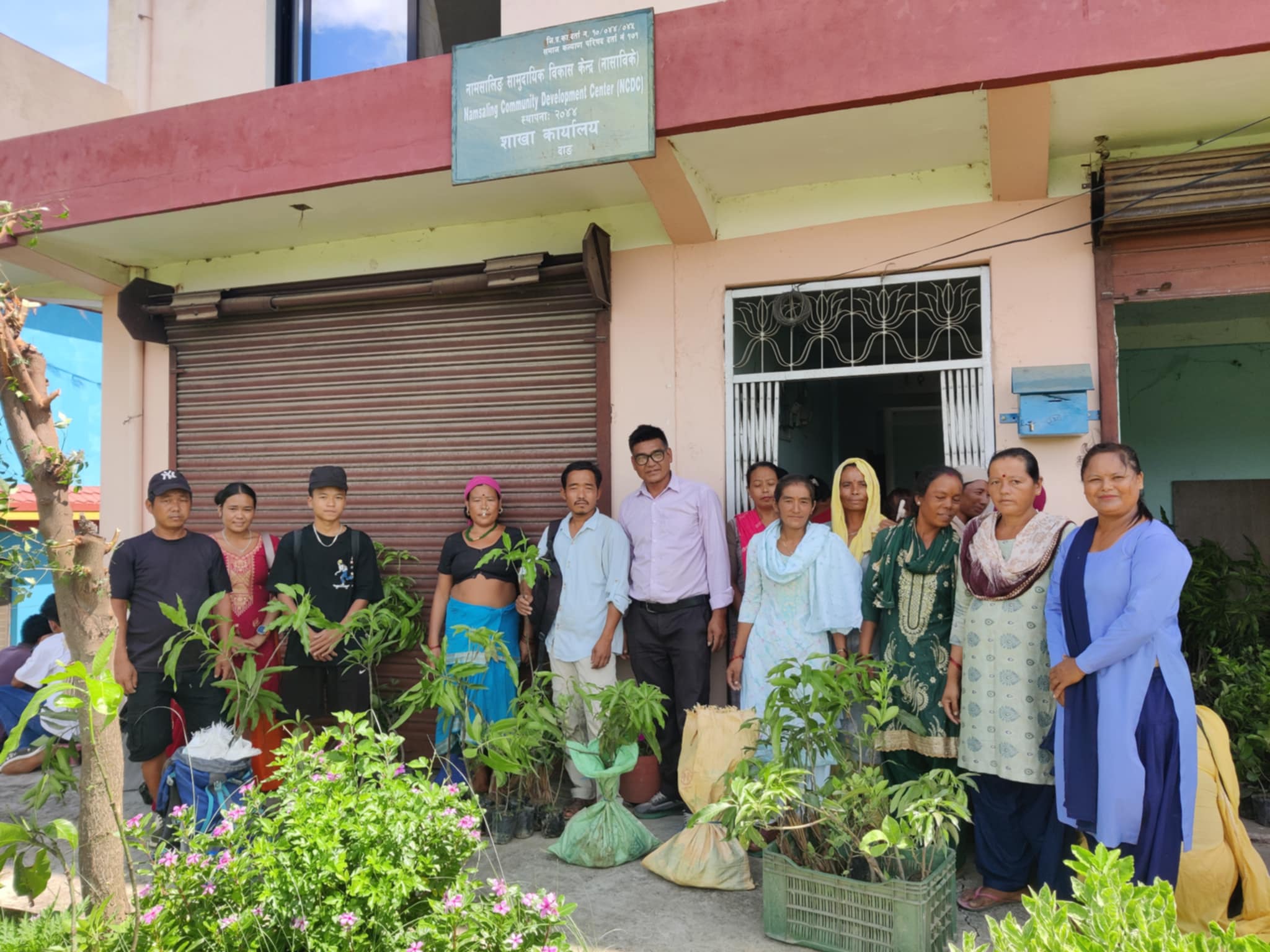 नामसालिङ संस्थाद्वारा राप्तीका १३० जना किसानहरुलाई फलफूलका बिरुवा वितरण