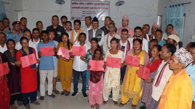 दाङकाे गढवामा ९ जना भूमिहिन दलित र सुकुम्बासीलाई लालपुर्जा वितरण