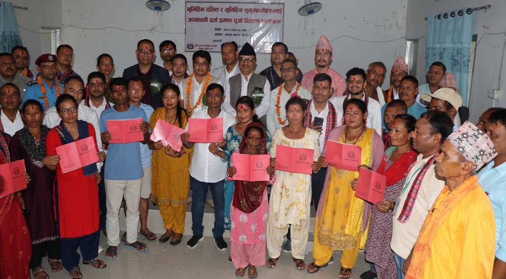 दाङकाे गढवामा ९ जना भूमिहिन दलित र सुकुम्बासीलाई लालपुर्जा वितरण