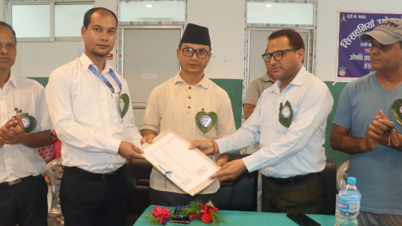 सिसहनियाँ उवासंघकाे ११ औ स्थापना दिवस : राप्ती आधारभूत अस्पताललाई औषधी सहयाेग