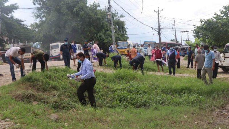 तीज पर्वको पूर्व सन्ध्यामा देउखुरीको सिसहनियाँ बजार सरसफाई
