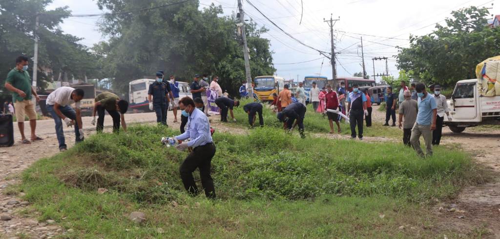 तीज पर्वको पूर्व सन्ध्यामा देउखुरीको सिसहनियाँ बजार सरसफाई