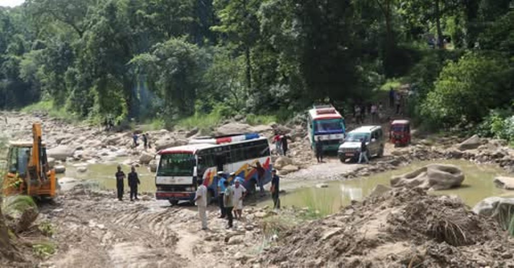 मसोट खोलामा डाइभर्सन निर्माण भएपछि सवारीसाधन चल्न थाले
