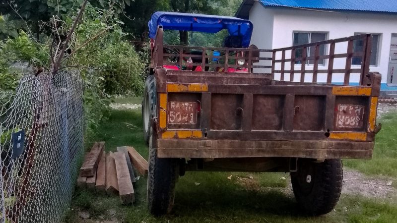 दाङको राप्ती गाउँपालिकाबाट ८ थान अबैध चिरान काठ बरामद 