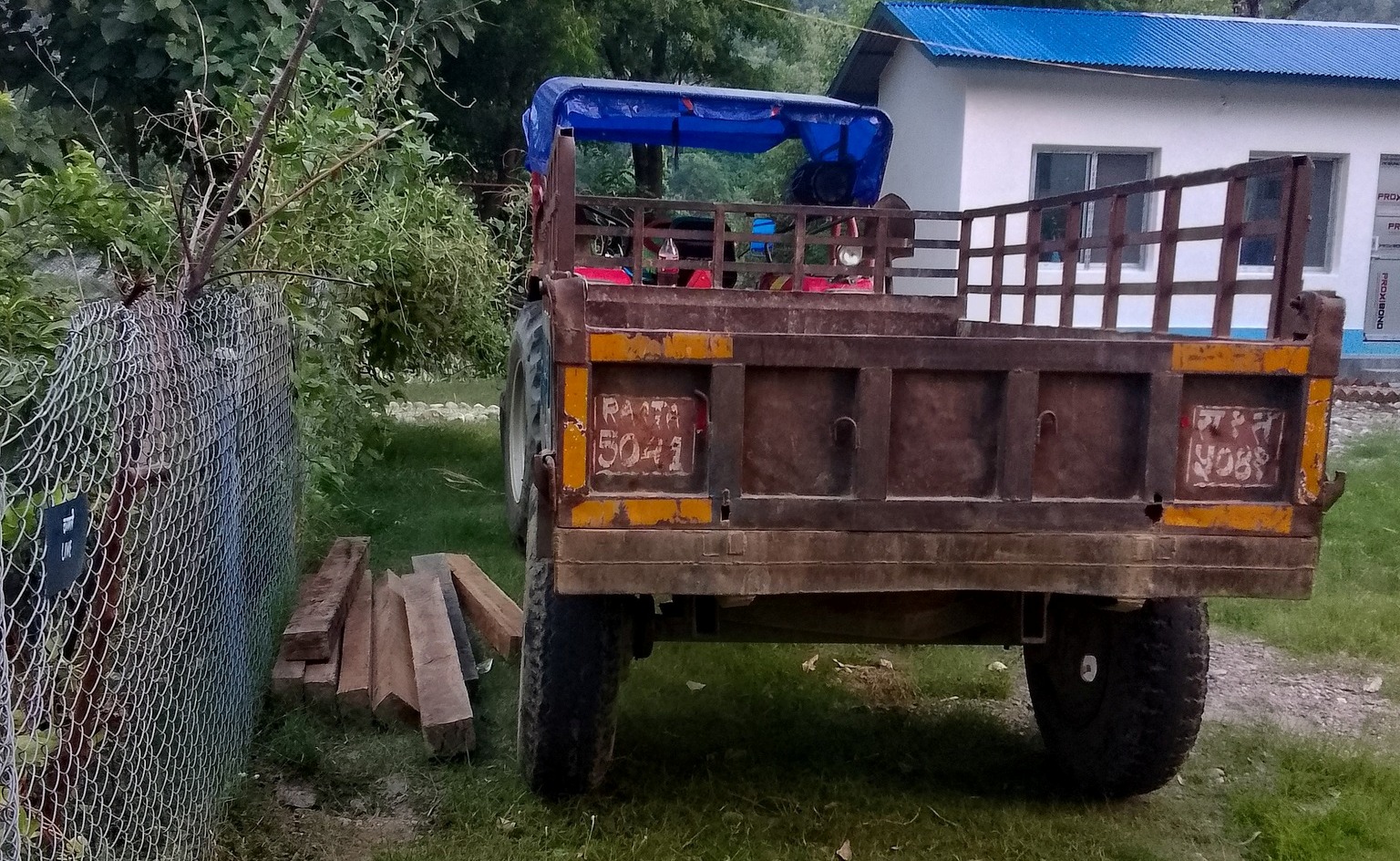 दाङको राप्ती गाउँपालिकाबाट ८ थान अबैध चिरान काठ बरामद 