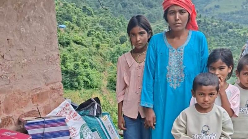 बंगलाचुली–७ की शोभा बिष्टलाई तीजको अवसरमा राहत सामग्री हस्तान्तरण