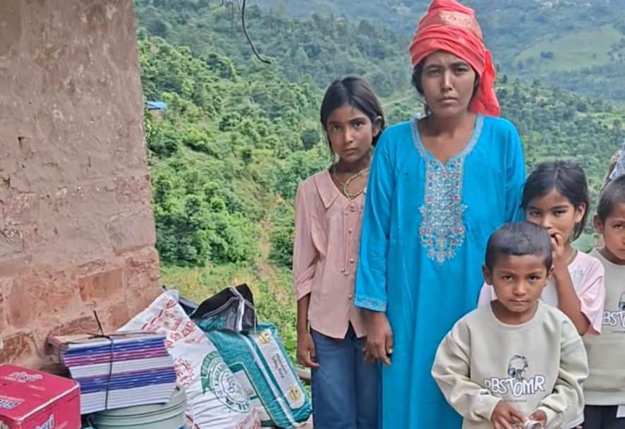 बंगलाचुली–७ की शोभा बिष्टलाई तीजको अवसरमा राहत सामग्री हस्तान्तरण