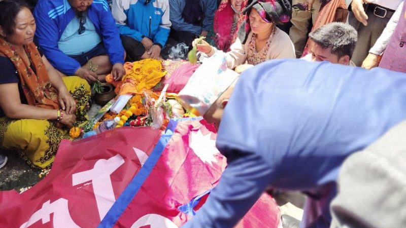 दिवंगत प्रदेश सदस्य पुनकाे पार्थिव शरीरमा मुख्यमन्त्रीद्धारा राष्ट्रिय झण्डा ओढाएर सम्मान