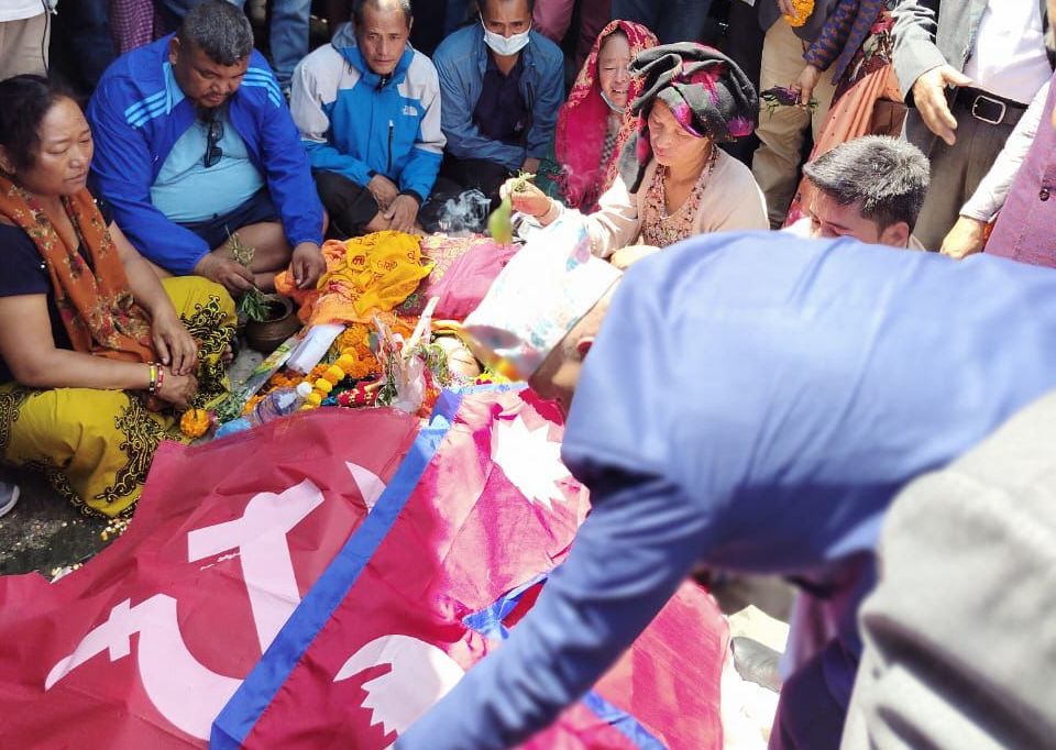 दिवंगत प्रदेश सदस्य पुनकाे पार्थिव शरीरमा मुख्यमन्त्रीद्धारा राष्ट्रिय झण्डा ओढाएर सम्मान