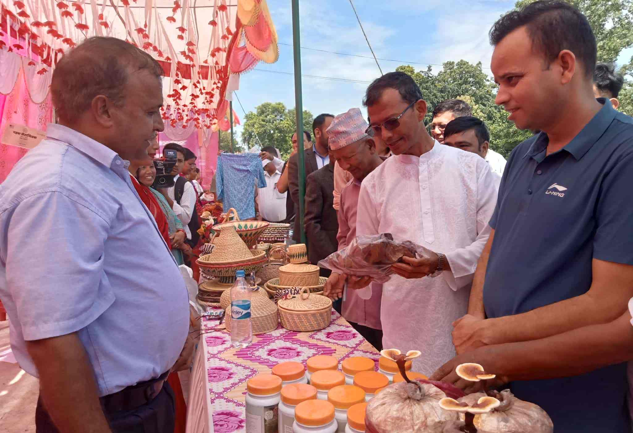 लमहीमा देउखुरी उद्यमी संगम कार्यक्रम : उद्योगी सँग बहस र उद्यमीका सामाग्री प्रदर्शन 