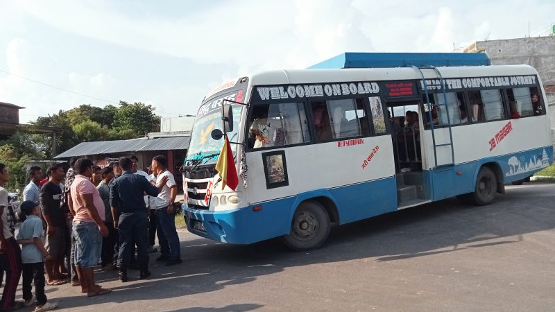 राप्ती-७ मिलनचोकमा अटो व्यवसायीद्वारा बाटो बन्द : अटो चल्ने रूटमा बस चलाउन नपाइने माग