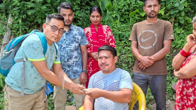 बंगलाचुलीका समर नेपालीको लागि आर्थिक सहयोग हस्तान्तरण