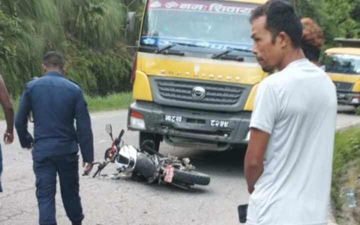 गढवा-१ धोद्रेमा मोटरसाइकल र टिप्पर ठोक्किदा १ को मृत्यु, १ घाइते