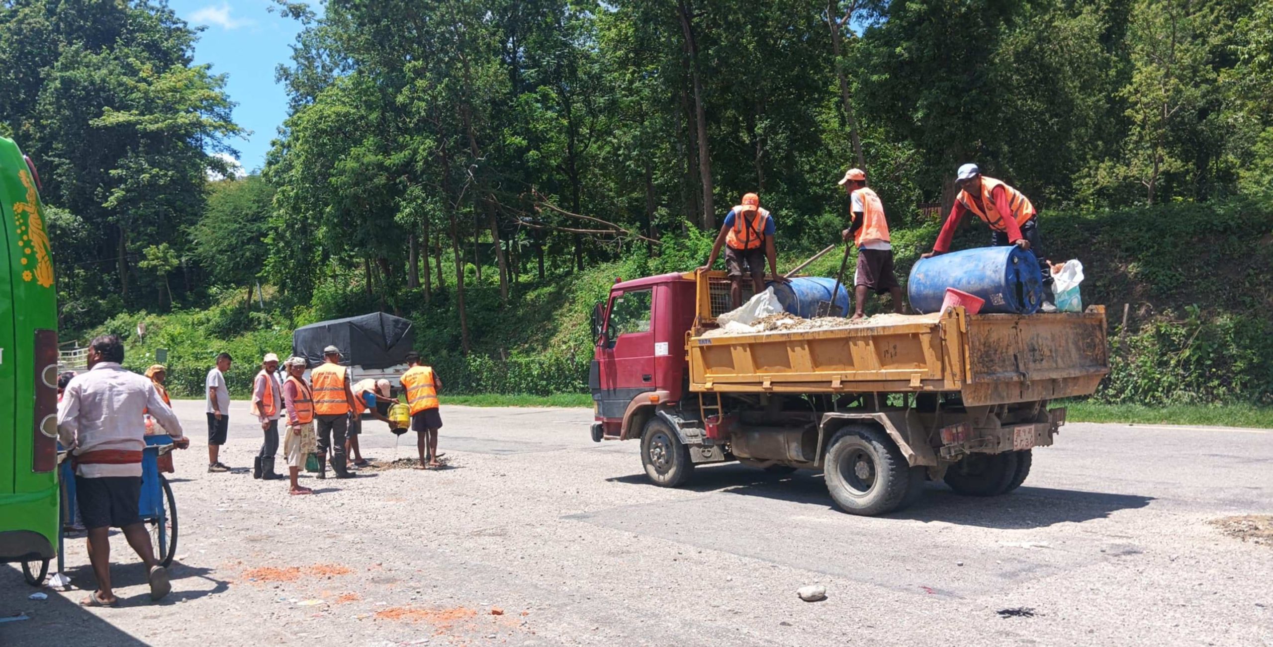 लमही-भालुवाङ सडक खण्डकाे पाखापानी क्षेत्रमा सडक मर्मत सुरु (समाचार प्रभाव)