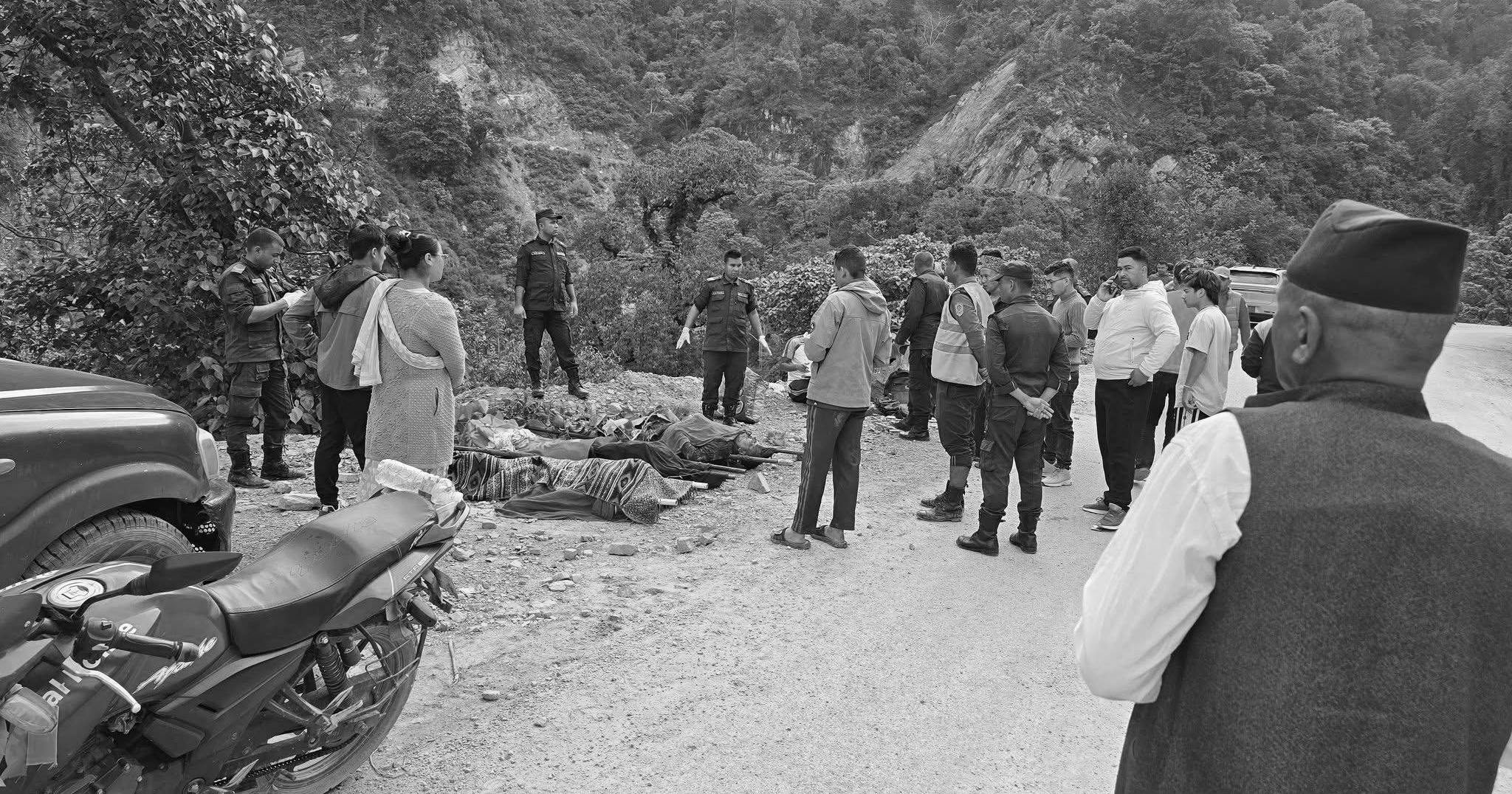 दाङ–सल्यानको सिमा क्षेत्र चोरखोलामा माइक्रोबस दुर्घटना : ३ जनाको ज्यान गयो