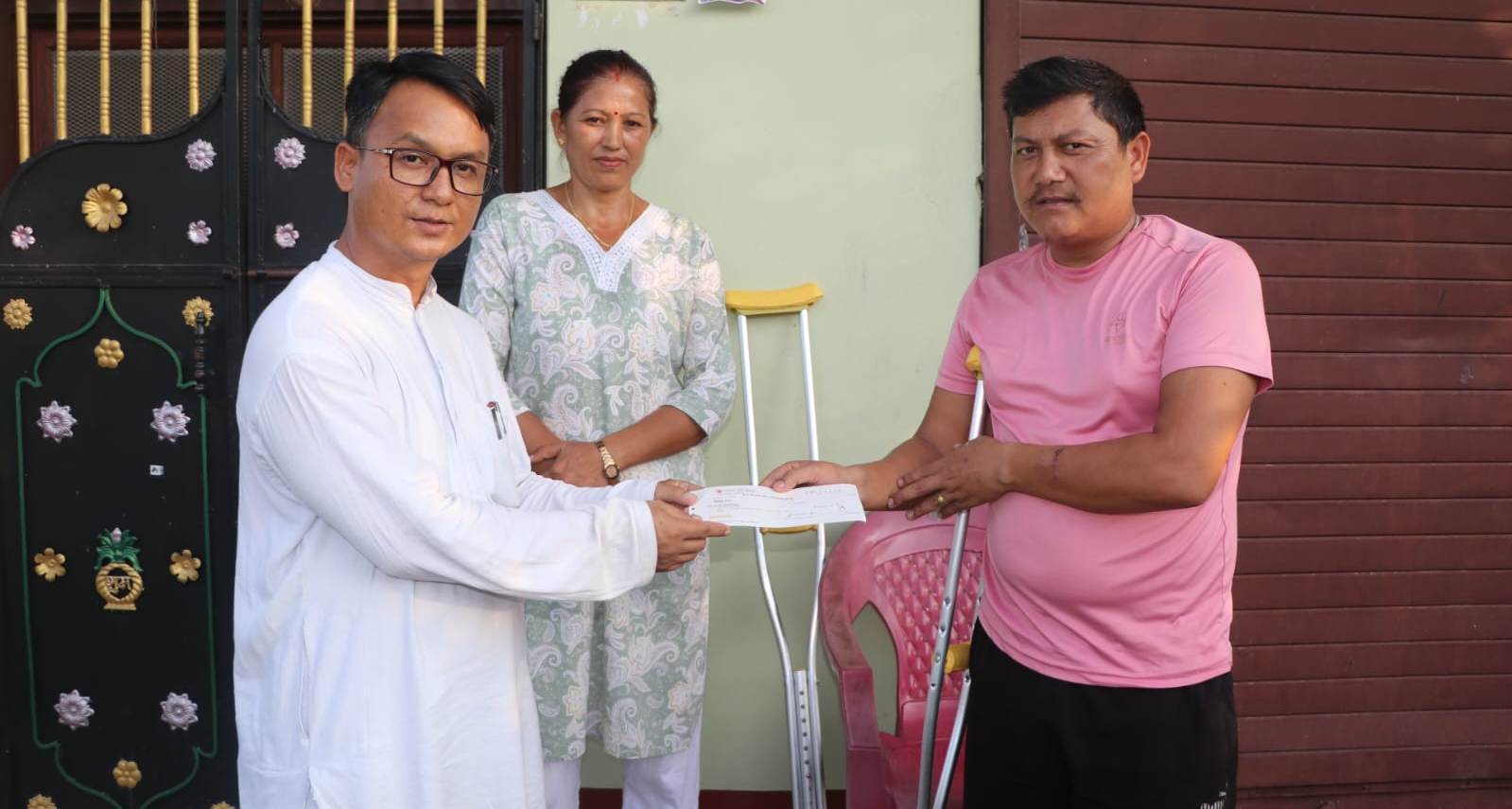 राप्ती गाउँपालिकाद्वारा मजदुरलाई दुर्घटना बीमा रकम प्रदान