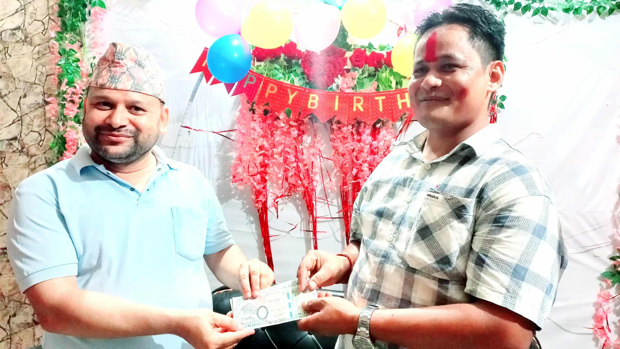 वडा अध्यक्ष अधिकारीद्धारा जन्म दिनमा शैक्षिक सामाग्री वितरणका लागि नगद सहयोग