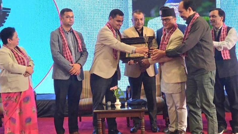 दाङको राप्ती गाउँपालिका स्वास्थ्य खबर हेल्थ अवार्ड २०८२ बाट सम्मानित