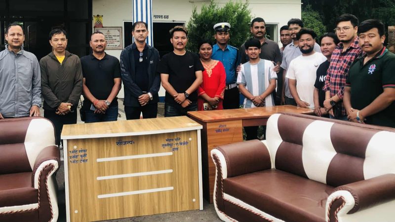 एचआर मिडिया हाउसकाे पहलमा ट्राफिक कार्यालय दाङमा भौतिक सामग्री सहयोग