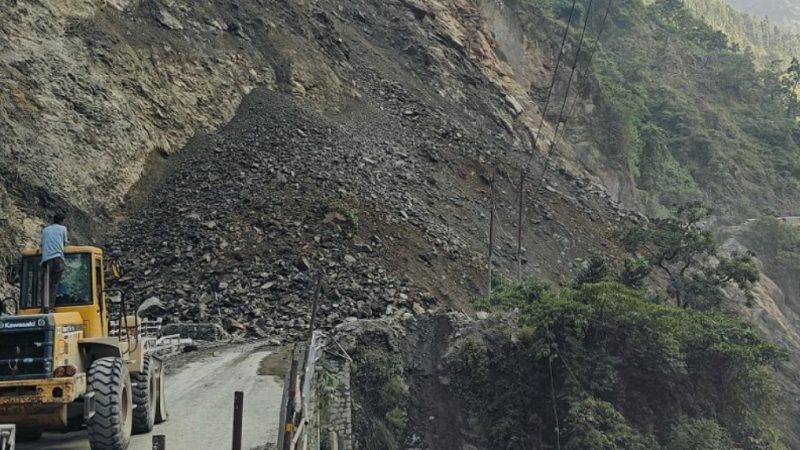 मुग्लिन–नारायणगढ सडकको पहिरो हटाउन शुरू: बेलुकासम्म खुलाउने योजना