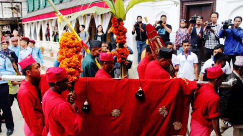 आज घर घरमा फूलपाती भित्र्याइँदै