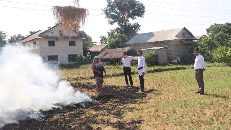दाङको राप्तीमा पराल नजलाउन आग्रह गर्दै किसानका खेत–खेतमा कर्मचारी र प्रहरी