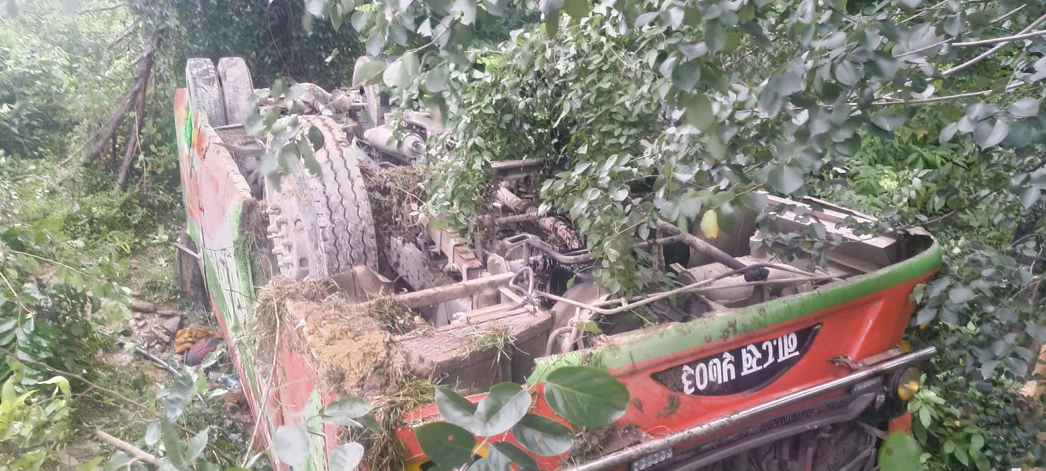 कपिलवस्तुको बनकसबासामा बस दुर्घटना : ३६ जना घाइते