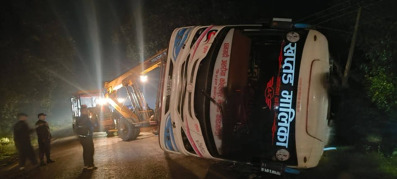 कपिलवस्तुको बनकसबासामा बस दुर्घटना : १ जनाको मृत्यु, ५ जना घाइते