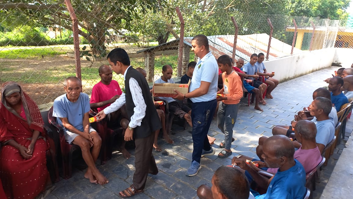 देउखुरी टुडेका कार्यकारी सम्पादक गुप्ताले निलसागरमा फलफुल वितरण गरेर बनाए ३९ औँ जन्मोत्सव