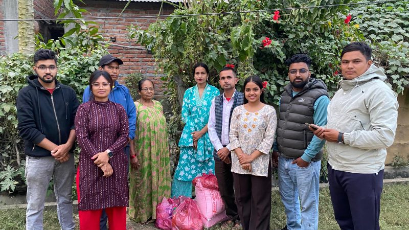 मृत्यु सँग लडिरहेका झागु दम्पती चिसो भुईमा सुत्न बाध्य : आशाका किरण संस्थाद्वारा सहयोग