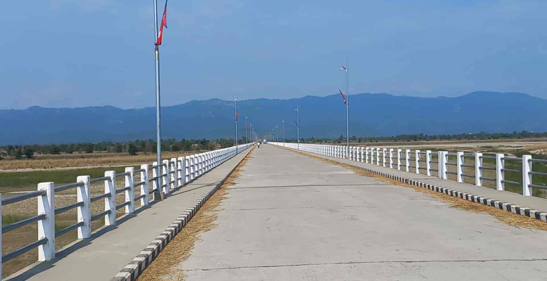 नेपालको दोस्रो लामो पुल सडकबत्तीले झलमल्ल उज्यालो :  झण्डाले झनै सजियो पुल