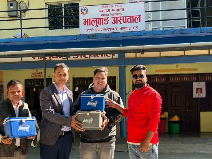 आशाका किरण संस्थाद्वारा भालुवाङ अस्पताललाई ३ वटा आइस प्याक बक्स हस्तान्तरण