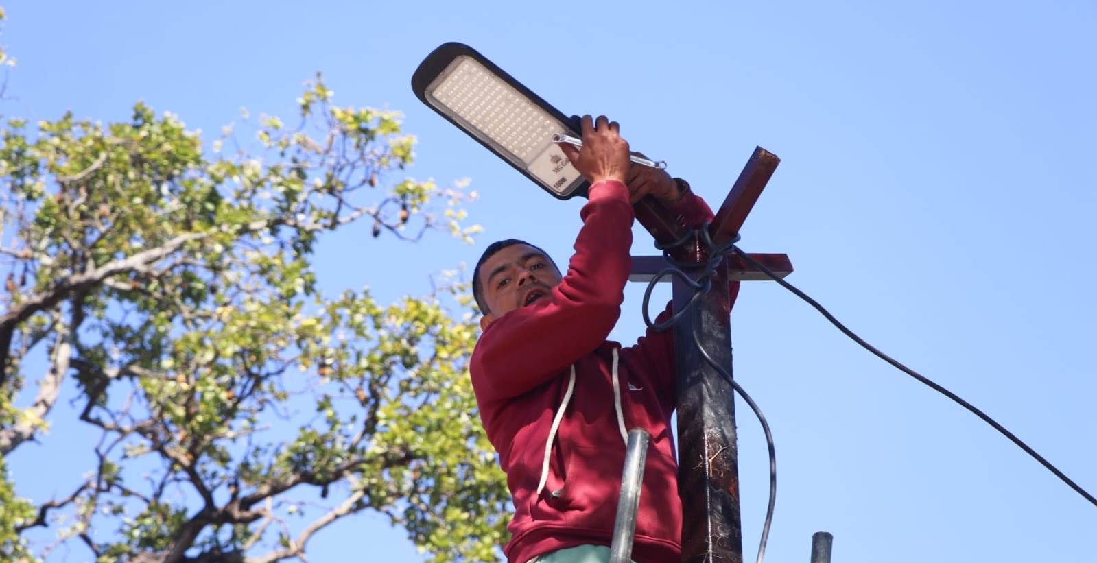 राप्ती गाउँपालिकाको कृषि हाटबजारमा बत्ती जडान (समाचार प्रभाव)